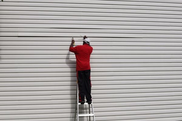 Cost of Siding Reattachment in Camas
