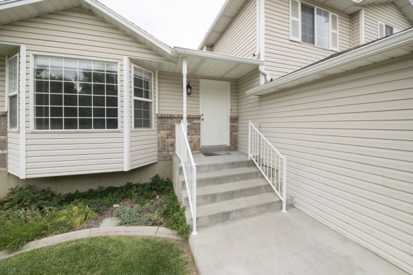 Cost of White Vinyl Siding Replacement in Camas